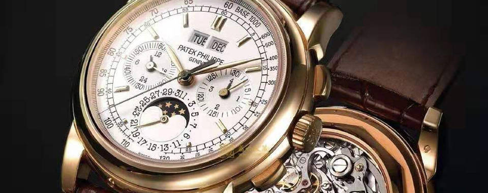 步骤3:使用一块三叶草(专业工具),将机芯放在三叶草顶部.