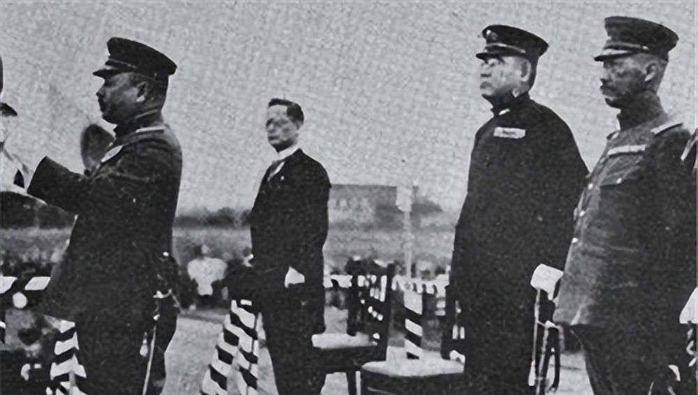 一乞丐要进清华园,门卫极力阻拦不让进,校长看见后立刻奉为上宾_赵忠