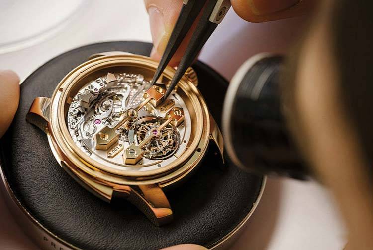 手表维修中心:表蒙破损后的应急措施,换一个表蒙多少钱?