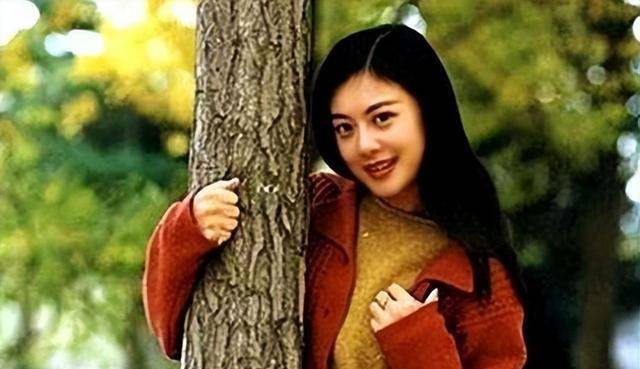 前央视女主持姜丰,嫁英国高管入英籍,49岁离婚后回国创业捞金