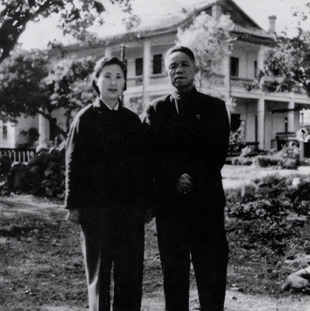 回吴家嘴子的路很难走,韩先楚告诉司机,把车停在镇上,我们走着回家.