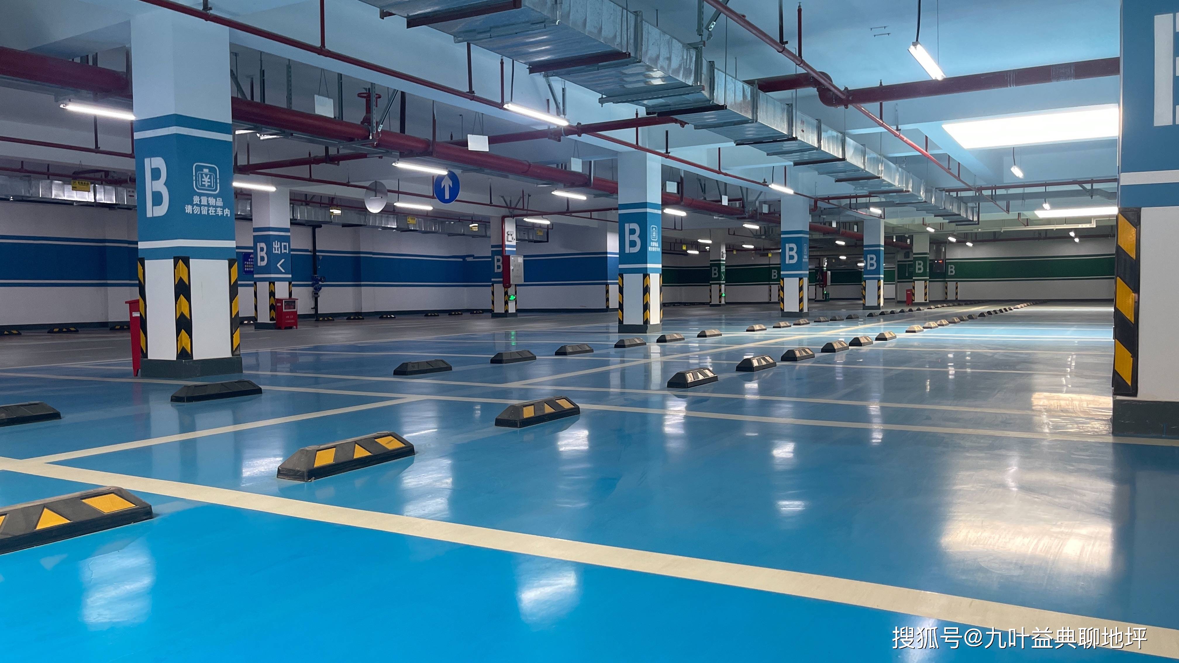 停车场车位地坪_施工_漆进行_地面