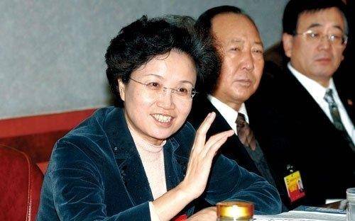 她被称为青海高原的女儿,是我国第二位女省长,如今66岁仍在岗位