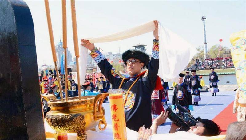 此人自称是皇族后裔,身穿龙袍手带乾隆扳指,集四百人高调祭祖