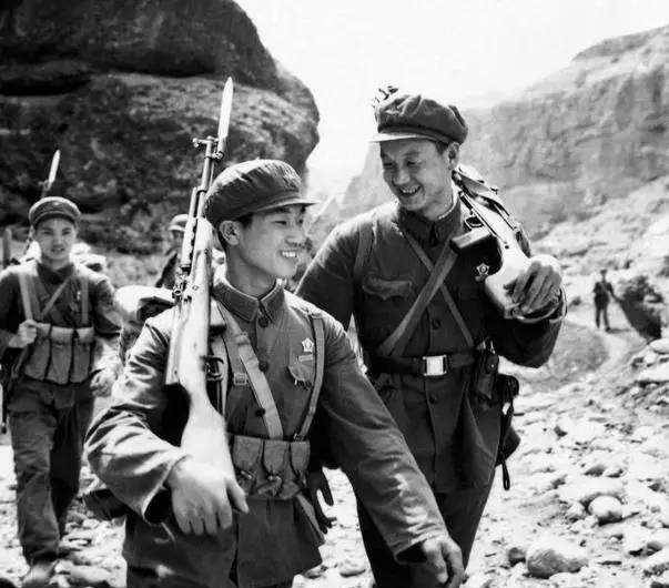 旅长哥哥和团长弟弟打仗,老母亲希望谁胜呢?她说三个字语惊四座