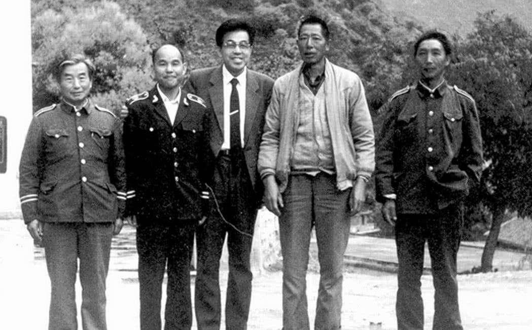 他响应号召提意见,结果进了监狱,四次越狱后出国娶了蒙古老婆