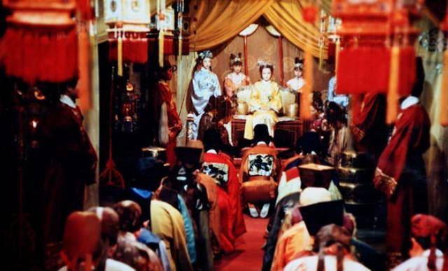 贾家败落,贾元春也是始作俑者,省亲当晚他的表现堪称耻辱