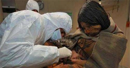 15岁少女,被冰冻500年,发现时盘腿而坐,面容栩栩如生_祭祀_古尸_情况