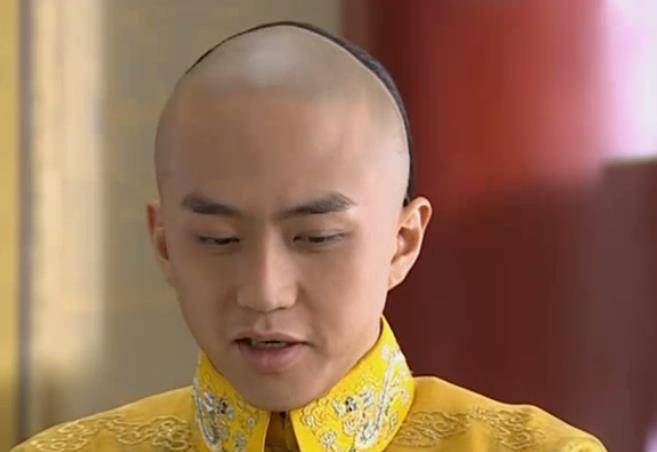 还说康熙帝把太子行册礼的日期定在嫡长子承祜的生日十二月十二那天