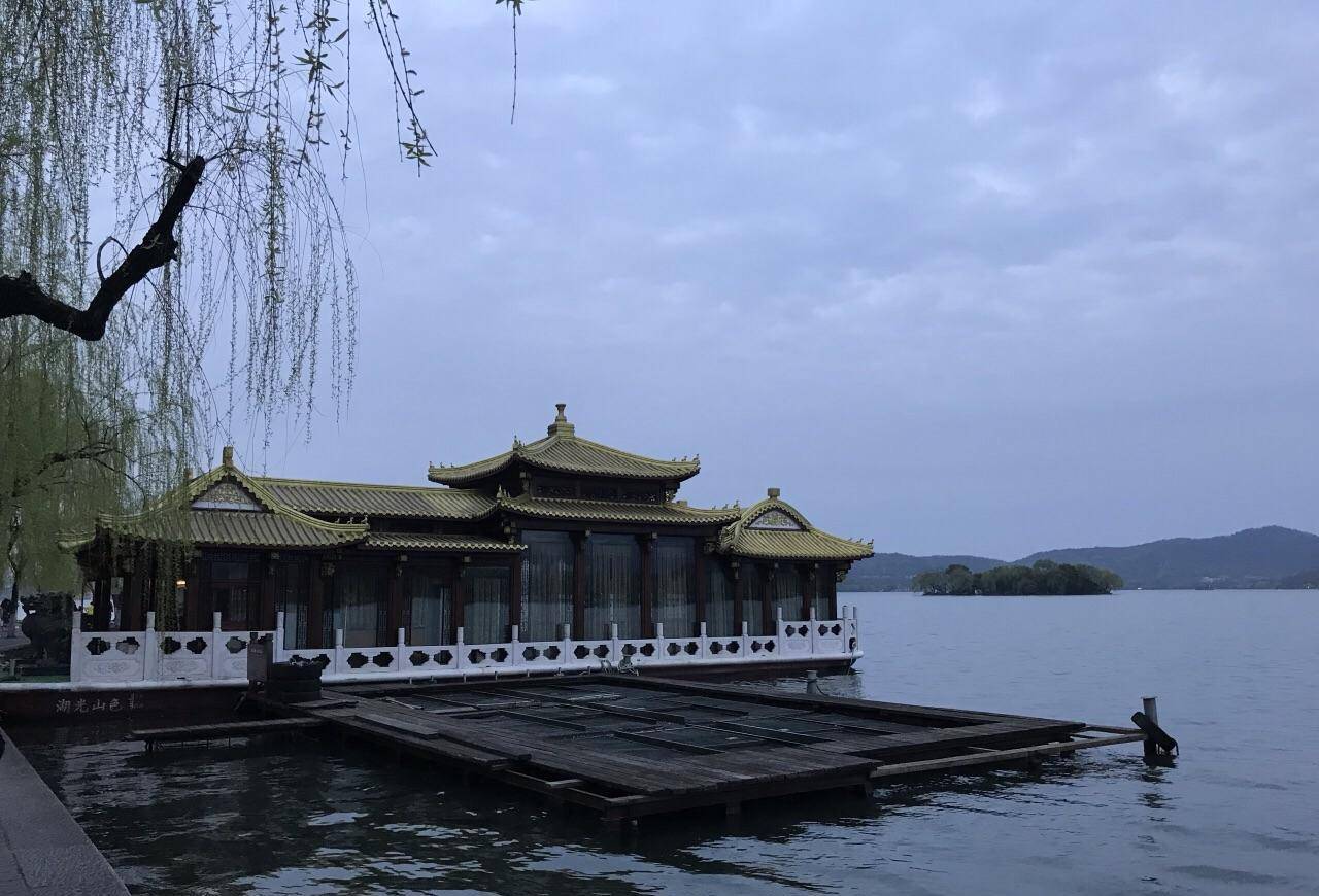 01游西湖,地标指南针——楼外楼杭州楼外楼坐落在西湖的孤山脚下,距今