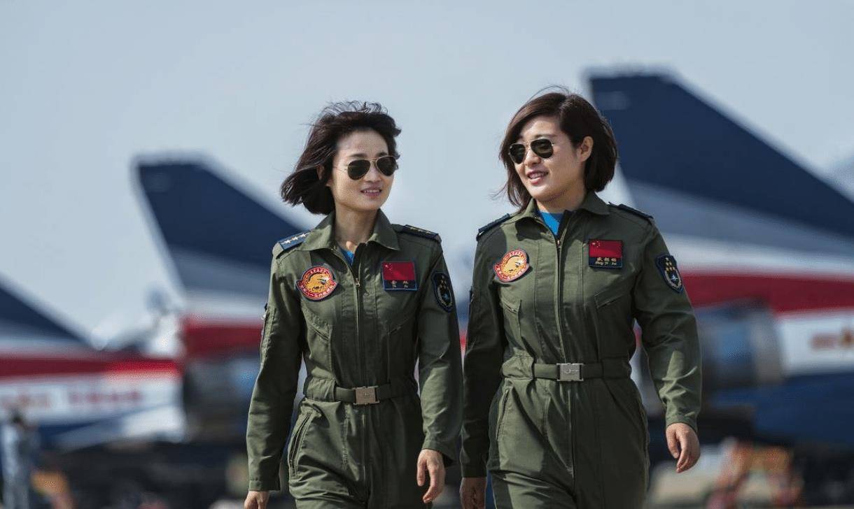 她是中国首位歼10女飞行员,年仅30岁牺牲,葬礼上36万人自发送别