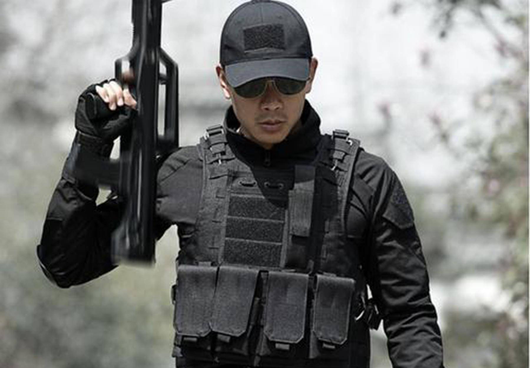 中国防弹衣12枪都没打穿?老外质疑:一定有钢板,拆开后却愣住了