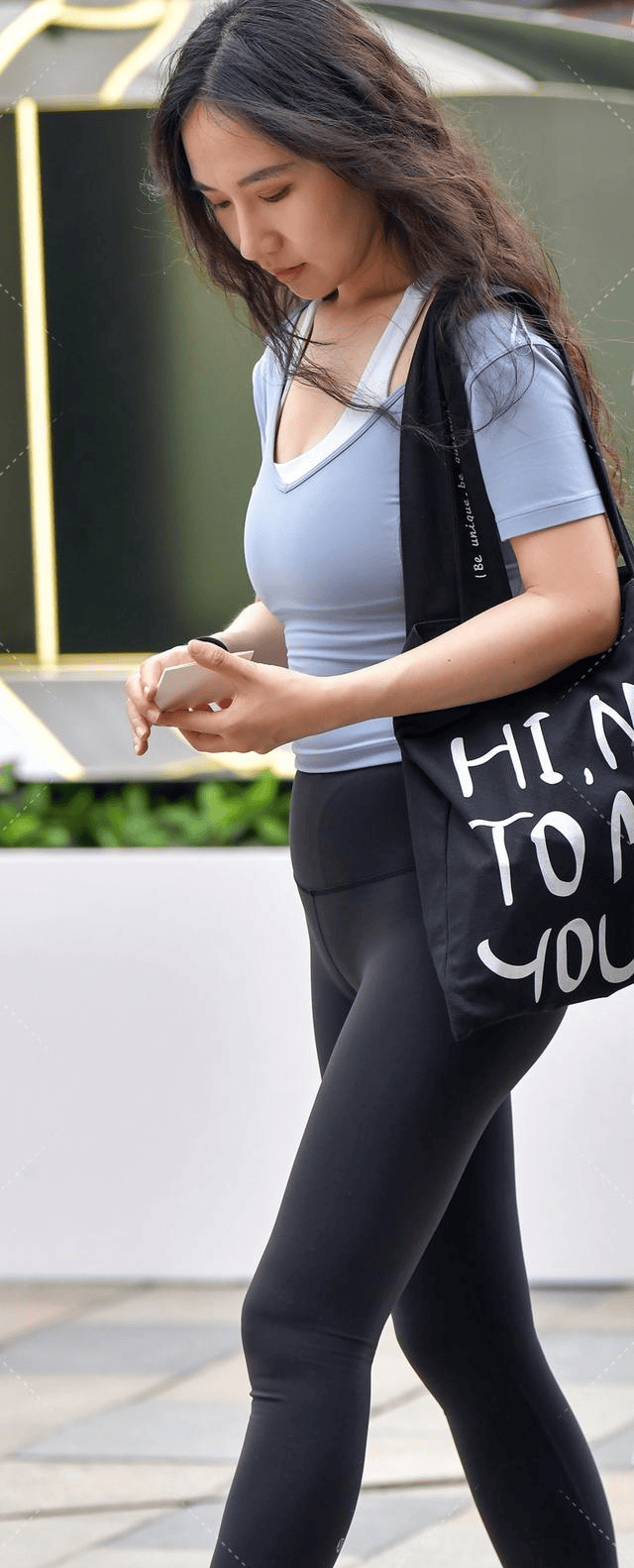 黑色打底裤搭配t恤衫,身材修长高挑,穿出线条美!