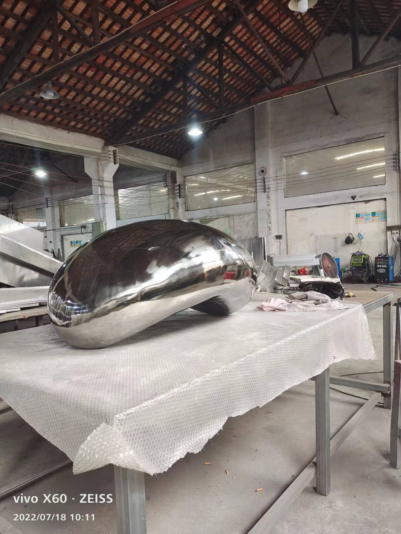 其核心在于将平板不锈钢加工成具有双曲面几何形状的板材,使其既具有