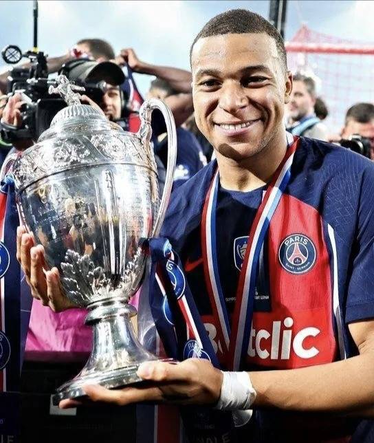 以2-1的比分力克里昂,捧起了法国杯冠军奖杯,为姆巴佩的巴黎生涯画上