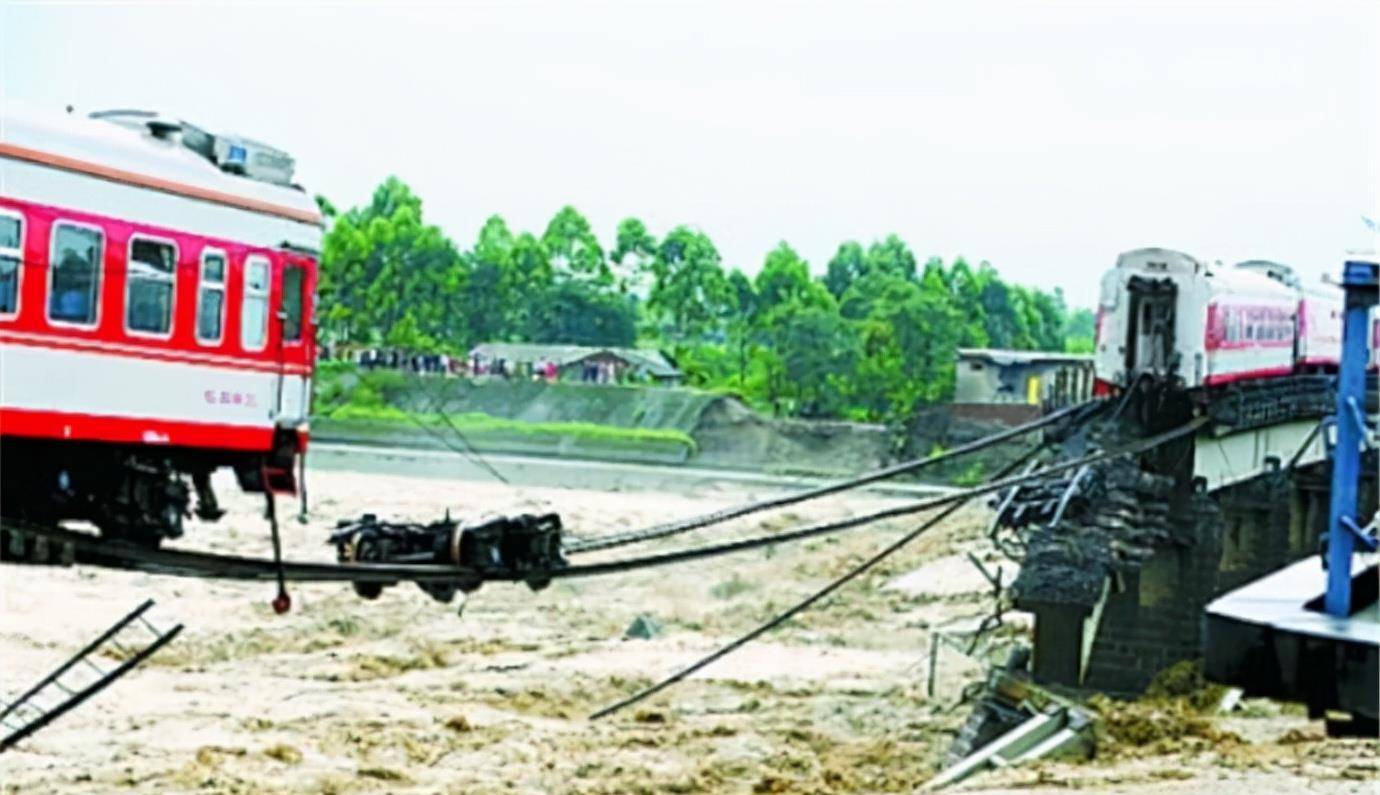 2010年广汉市突发洪水,火车悬挂断桥上,坠河前上千人全部生还