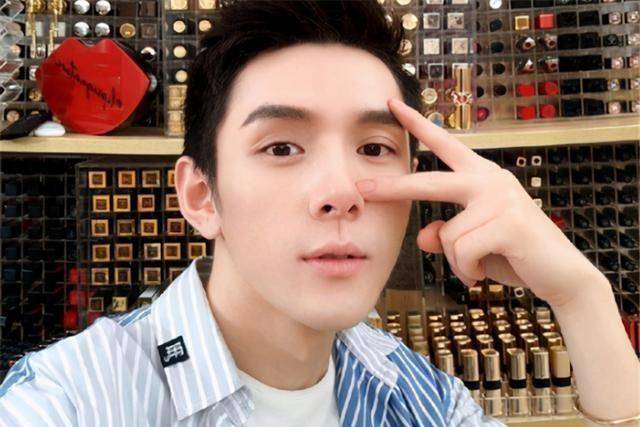 有了粉丝的累积和一定的名气,李佳琦开始在"网红圈"崭露头角,马云和