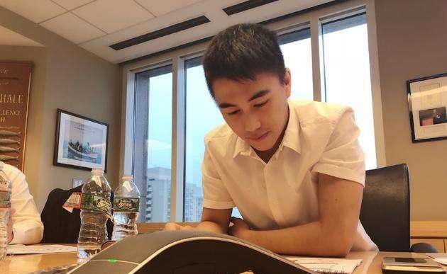 不靠赌王老爸17岁被多所名校邀请,28岁创业不成功,就回家族企业