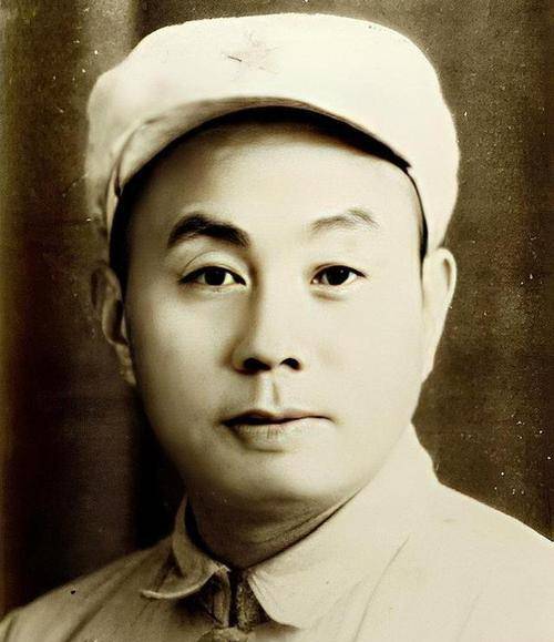 上海警备区司令员饶子健在办公,岗哨说有人找,将军问:他是谁?