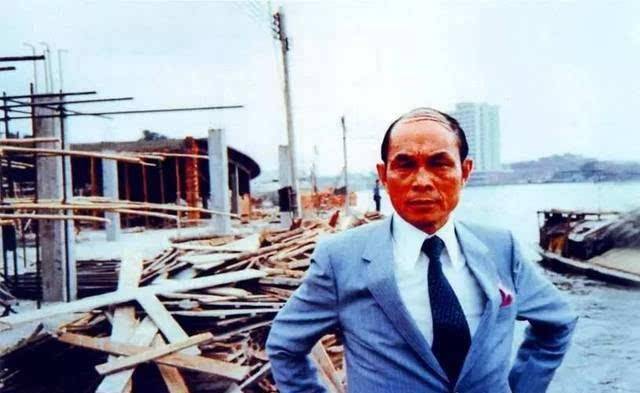 他是香港最被尊敬的富豪,张子强绑谁都不敢绑他,灵柩上还盖国旗