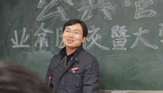 16年前,那个带着妹妹上大学,感动中国的洪战辉,如今怎么样了?