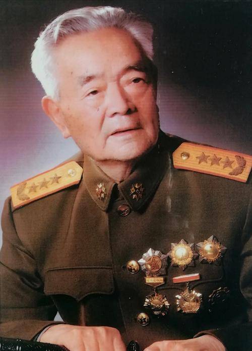 1976年,唐山发生大地震,时任北京军区副政委的万海峰主动请缨,后被
