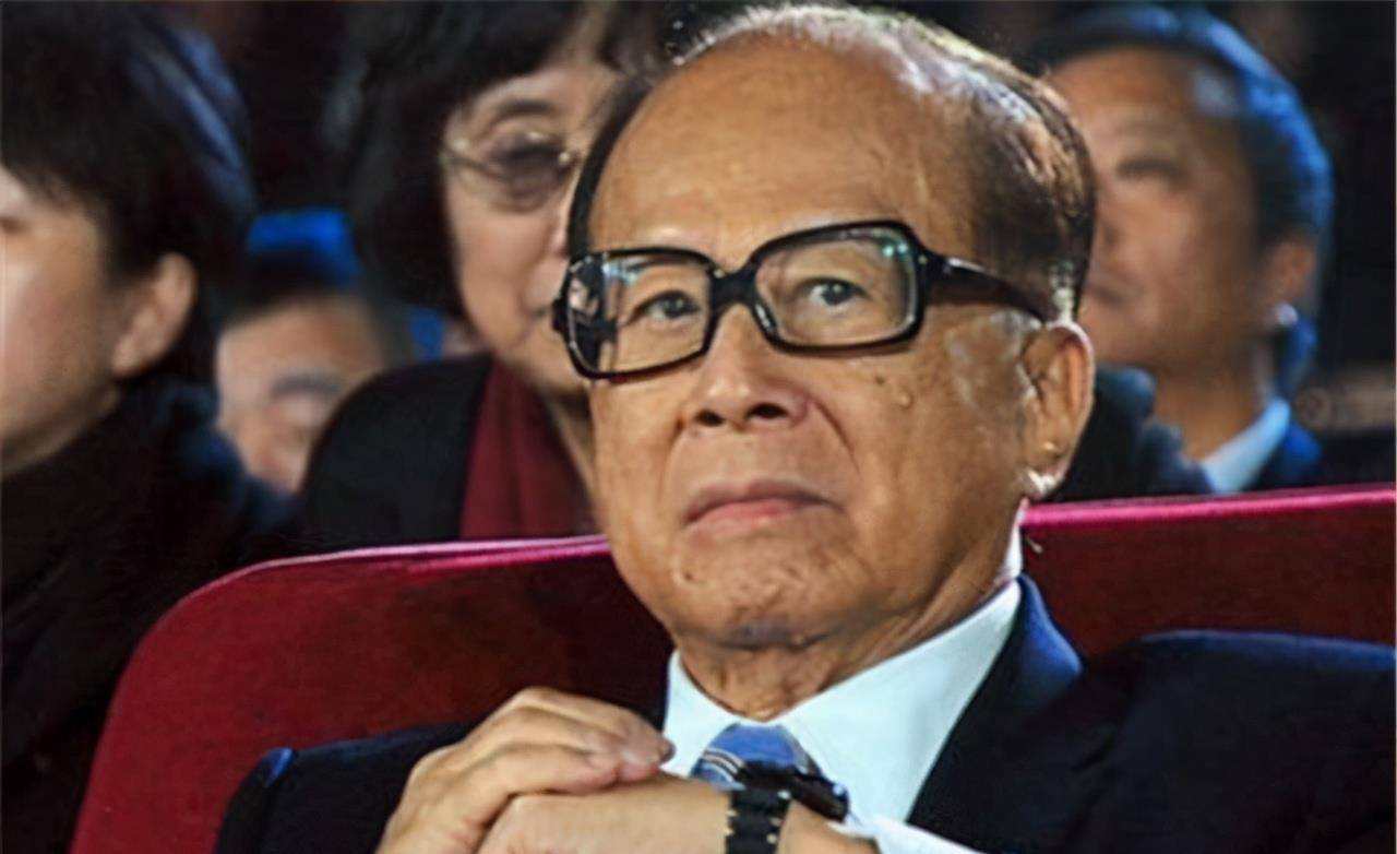 李光耀看不起李嘉诚,李光耀是如何评价李嘉诚?