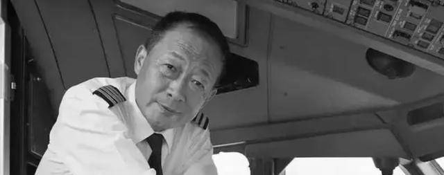 2014年,南航53岁"替补"机长8秒操作,拯救263人