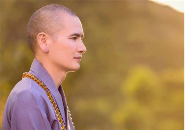 和尚因颜值出众走红网络,多位富婆砸重金追求,后来怎样了?