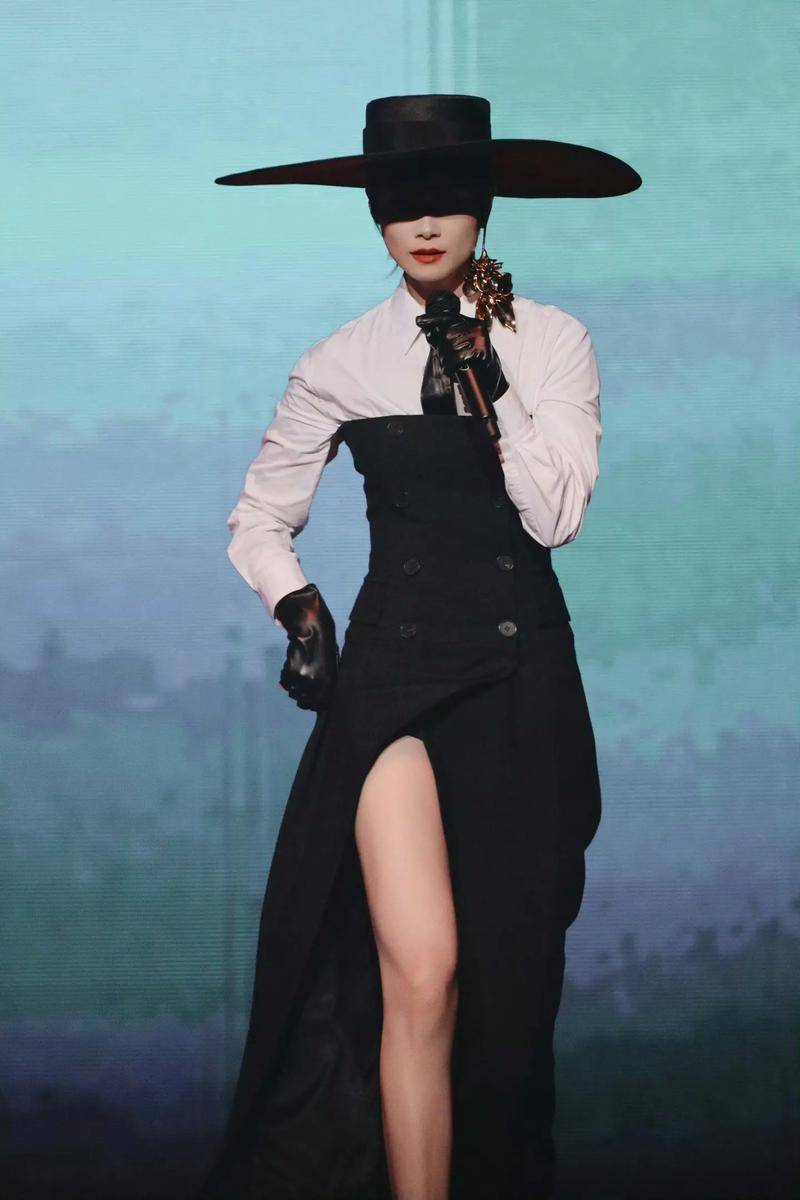 李宇春身着黑丝绒晚礼服亮相,致敬经典,展现独特魅力