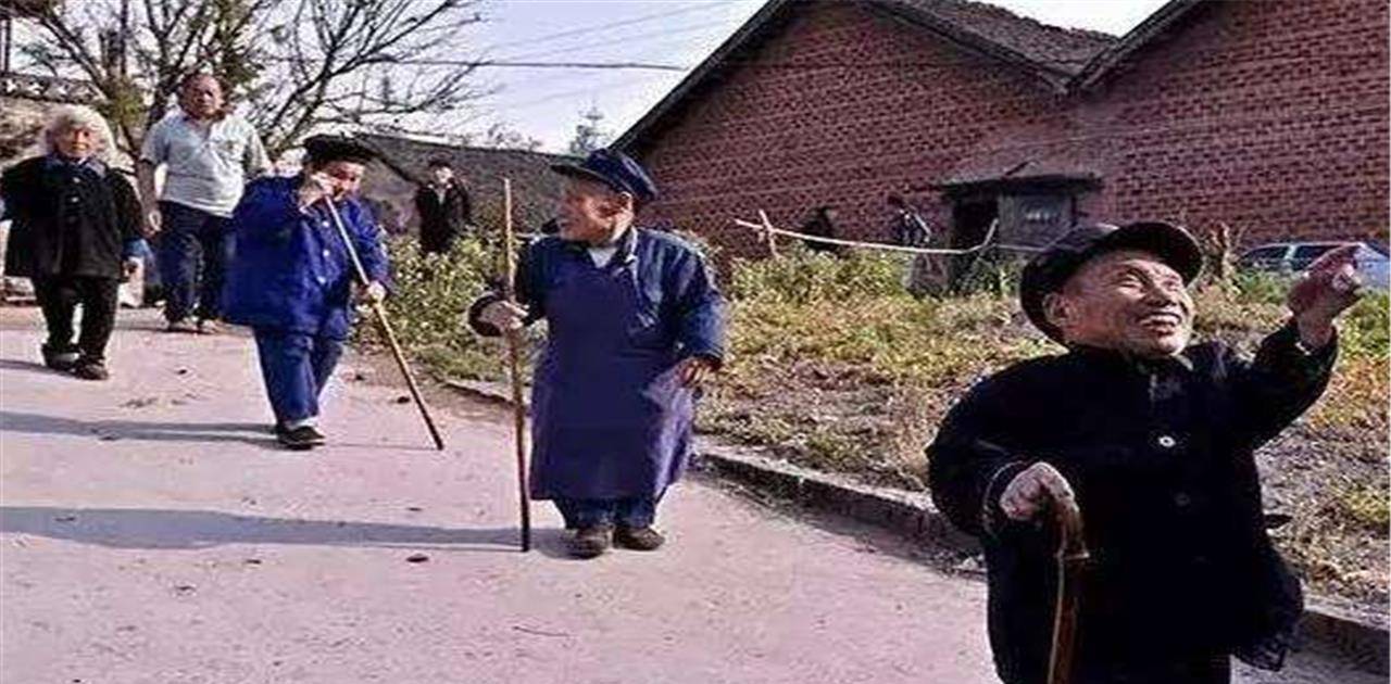 中国第一矮人村,村民身高一生都难以突破80厘米,5岁停止发育