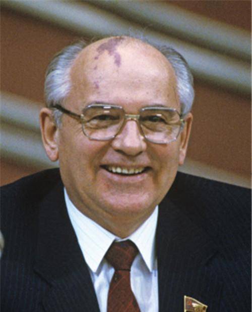 "球王"卡洛斯:不会踢球却与20支球队签约,靠演技骗了足协26年_球员_球