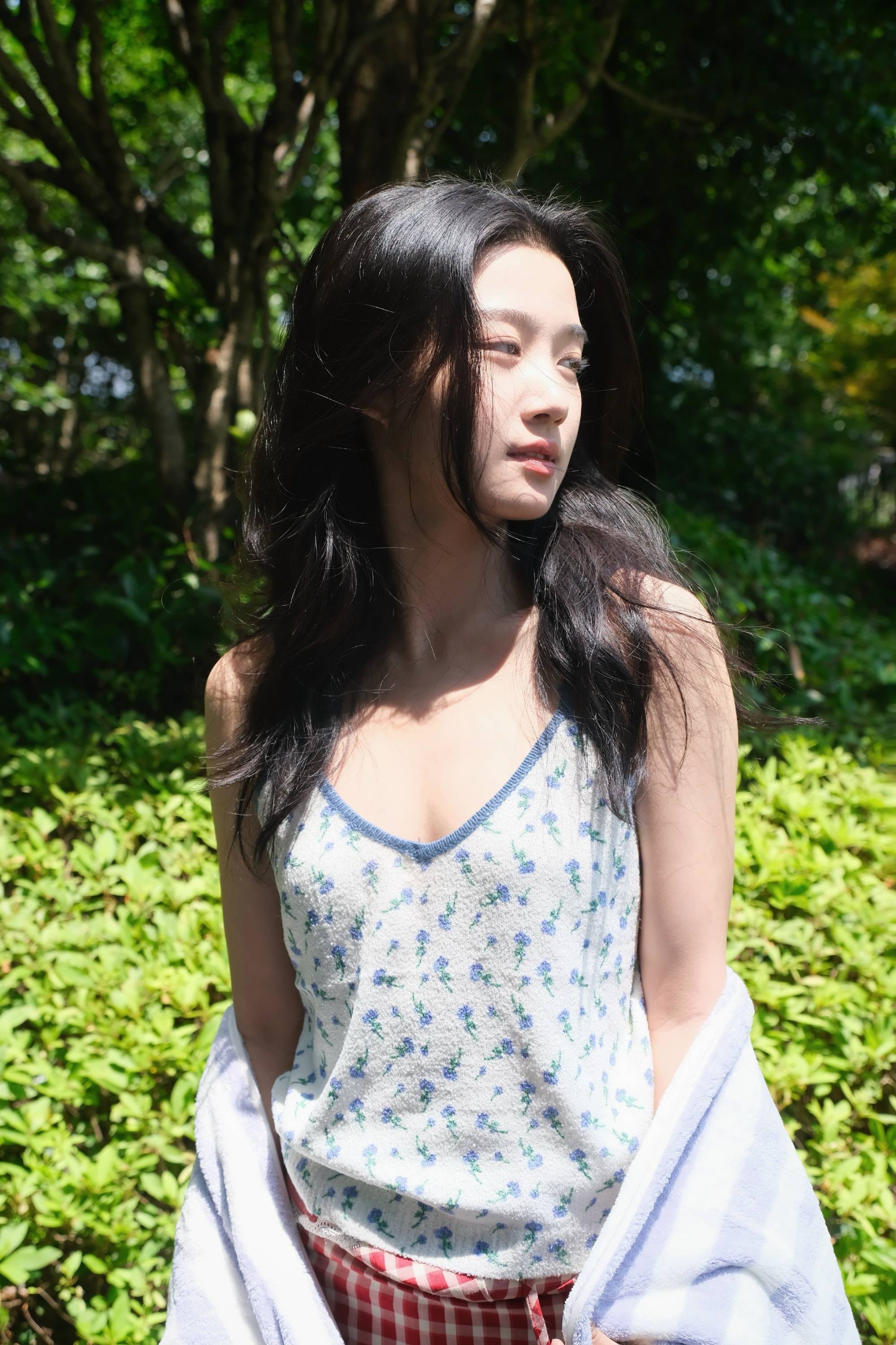 卢昱晓晒童年同款穿搭照 阳光下秒变氧气感美女-搜狐大视野-搜狐新闻