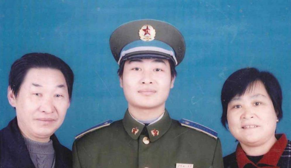 张超牺牲后,28岁妻子辞职特招入伍,5年后成海军上尉_王伟_飞行员_飞机