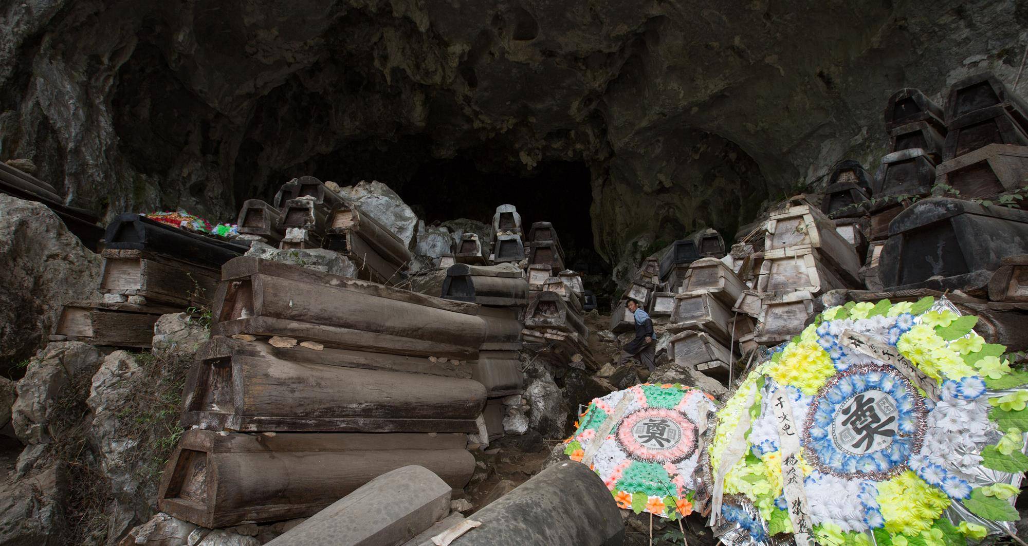 白天在工地打工,晚上到棺材洞守567具棺材睡觉,几十年风雨无阻
