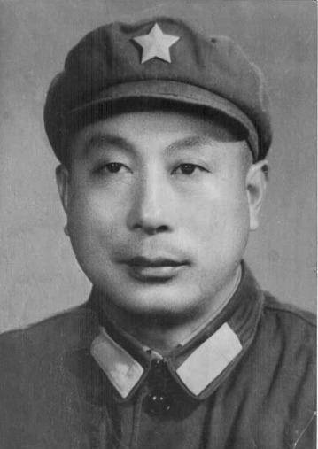 原创基地司令不向上级敬礼,我很疑惑:同是67军出身,怎么不亲热