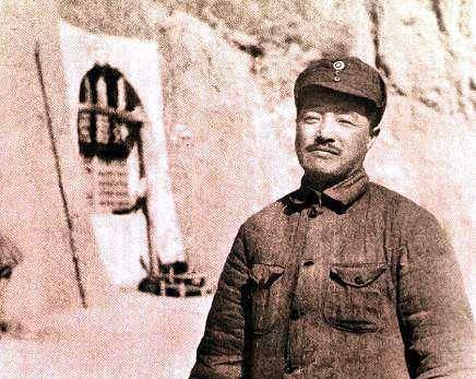 父亲逝世,子女带着遗物找到县政府,领导查证后,连忙召开追悼会