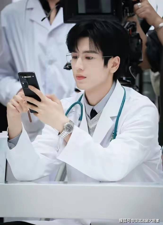 这部剧的演员阵容出奇的强大,特别是男演员有林更新,佟大为,林一