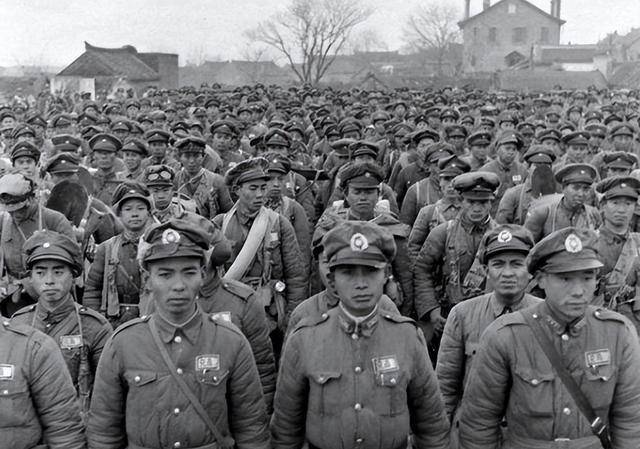 八路军帽子上的"两粒扣",有什么作用?看完就了解有多高明了