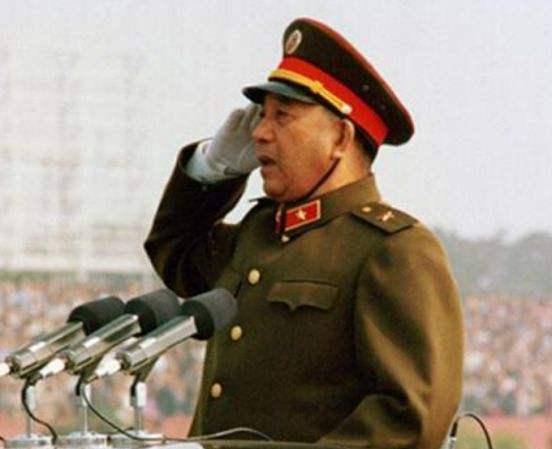 秦基伟正在农场监督劳动,岗哨通知外面有人找,他想:什么事呢?