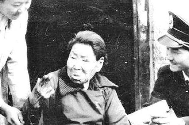 明德英:用自己的乳汁救了两位八路军战士,国防部长为她题词_庄新民_李