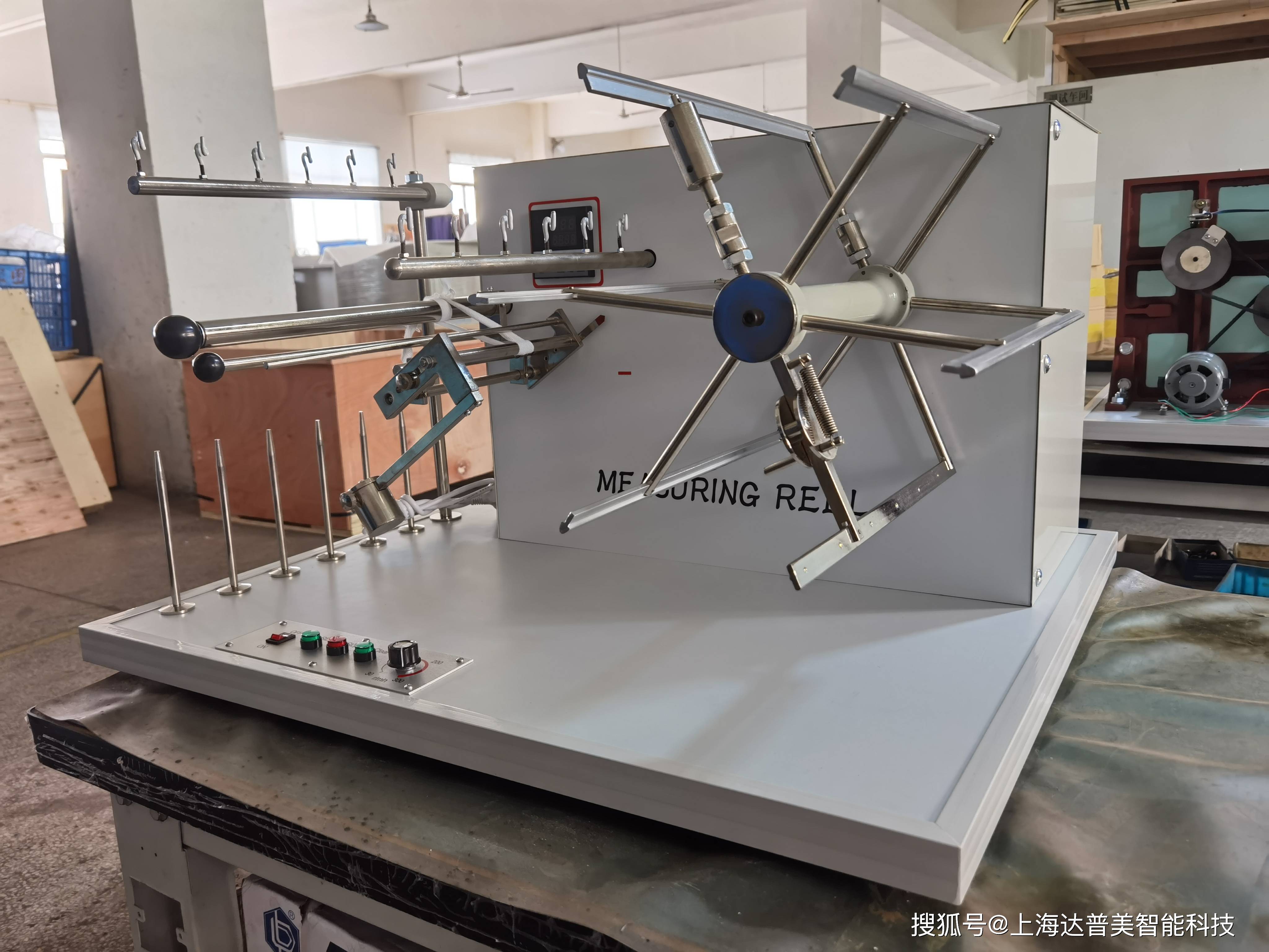 ▇ 产品简述本产品将纱管上的试样纱线用纱框摇取缕纱,能选择测量摇纱