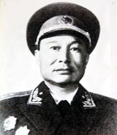 邱创成,湖南人,1912年出生,因为他的父亲曾经反对清政府,被通缉,后不