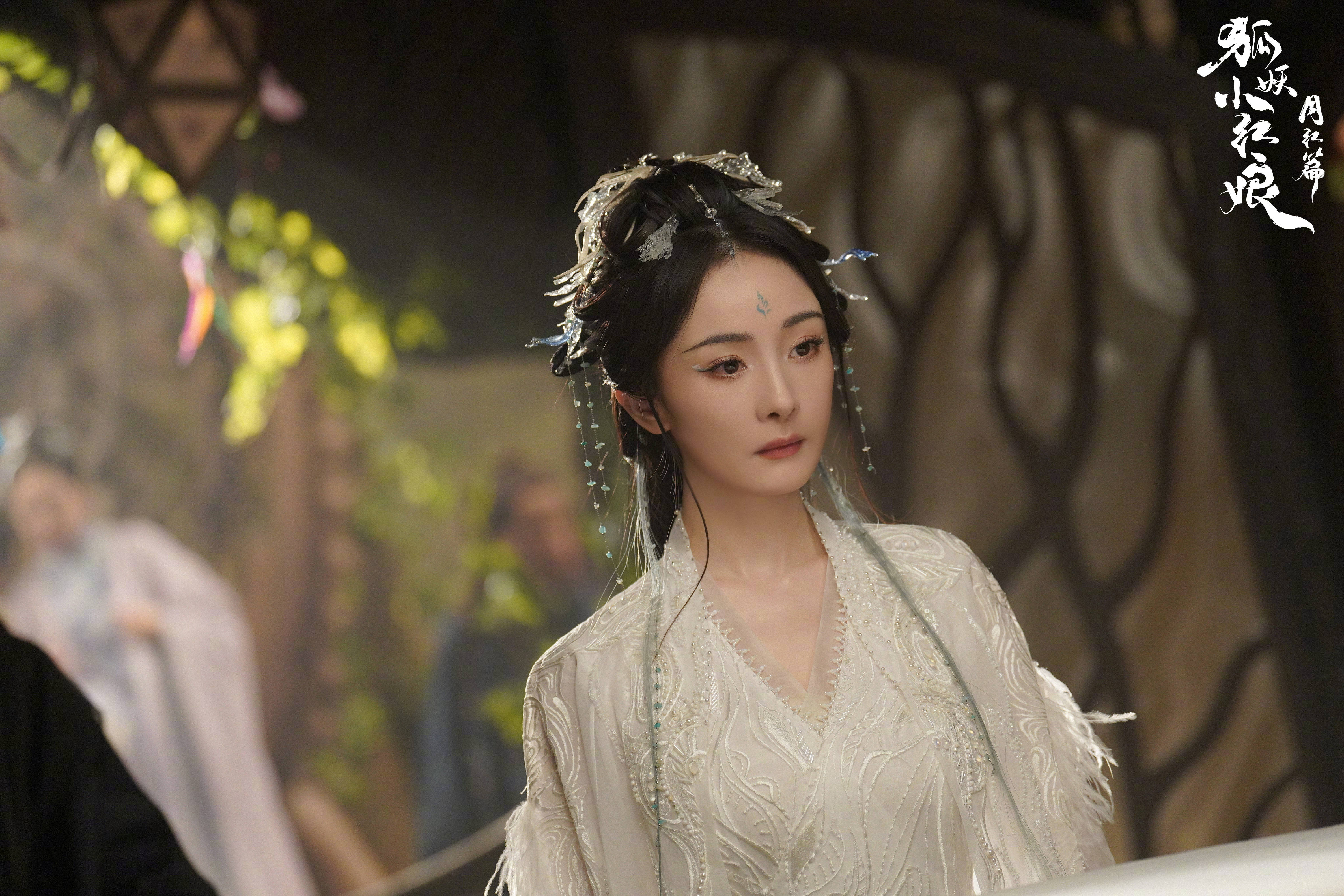 杨幂穿白色古装温柔秀美 神情忧郁纤细锁骨吸睛-搜狐大视野-搜狐新闻