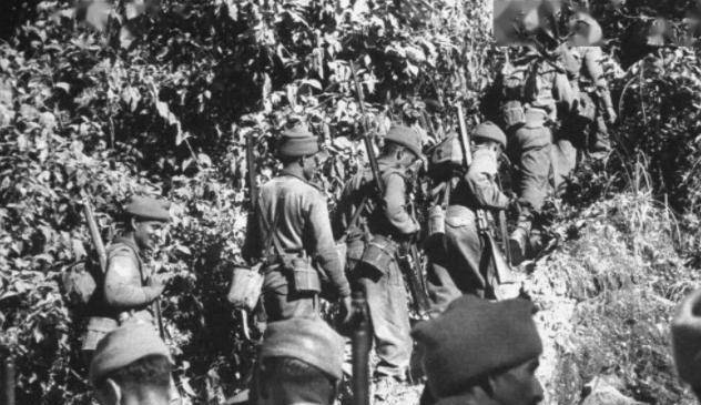 说明了当年战争的战况,而当二人讲到"印度将侵略战争打成了首都保卫战