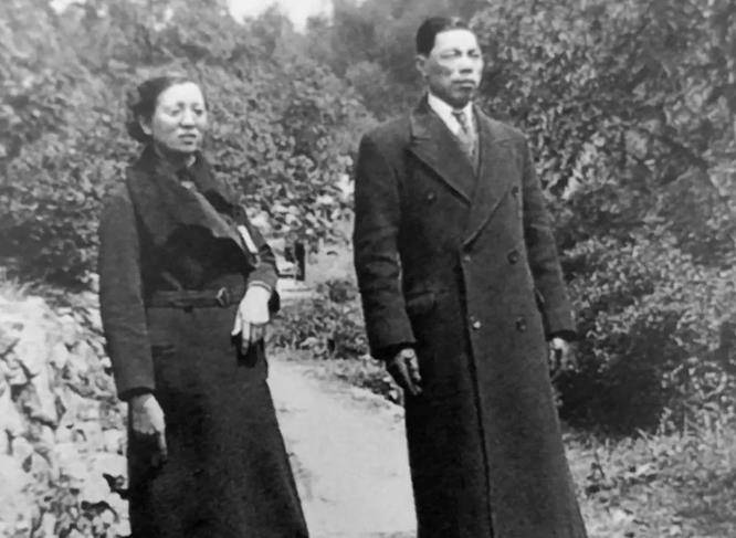 1949年,两辆军用车护送一妇女回家,邻居才知常打麻将的她是特工