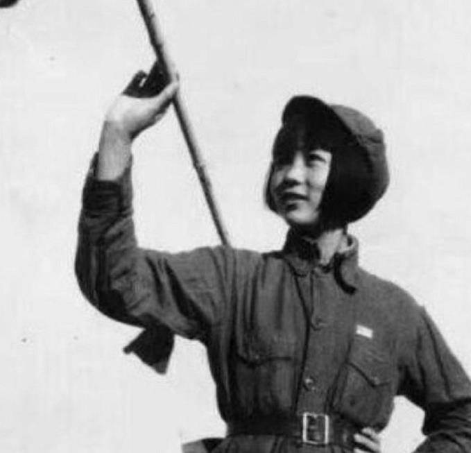 85年老八路聚餐看到一农村老妇,定睛一看:这不是40年前的战友吗