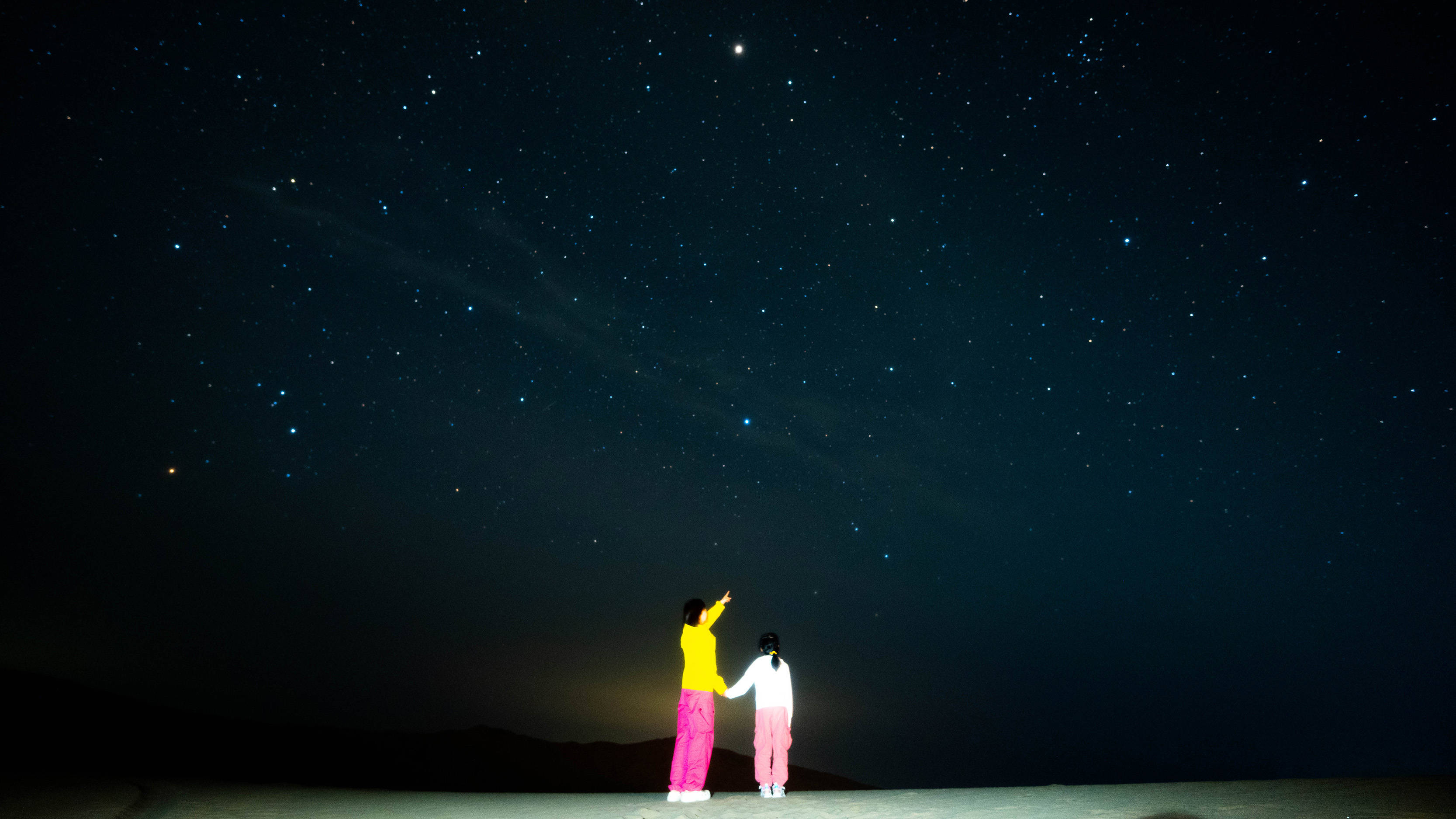 敦煌秘境观星团还提供私人定制的亲子游项目,结合敦煌秘境自己的沙漠