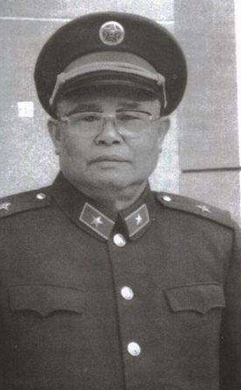 他59岁被免职,66岁担任大军区政委,提拔的年轻人后来成为上将