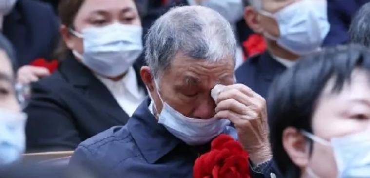 全国脱贫攻坚总结表彰大会,黄文秀的父亲默默落泪苍天无情人有情.